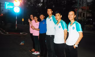 Cảm động tình nguyện viên trắng đêm phục vụ Tiền Phong Marathon 2019