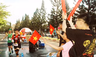 'Doping tinh thần' bên đường chạy Tiền Phong Marathon 2019