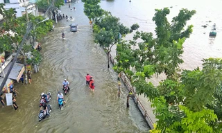 Mưa lớn kết hợp triều cường, đường phố Sài Gòn thành ‘sông’