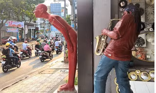 Bất ngờ gặp phiên bản 'Người đàn ông cúi chào' tại TPHCM