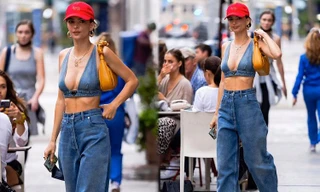 Emily Ratajkowski mặc bra xẻ bạo khoe vòng một ‘bốc lửa’ xuống phố