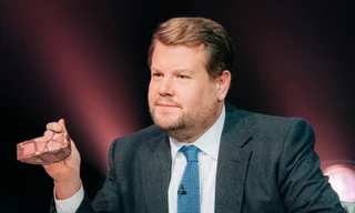 MC đình đám James Corden bị ‘ném đá’ dữ dội vì chê trứng vịt lộn, chân gà