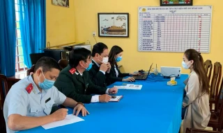 Phan Nguyễn Thanh N. (bên phải) bị lập biên bản phạt hành chính vì lan truyền thông tin thất thiệt. Ảnh: DT