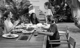 Angelina Jolie chia sẻ ảnh gia đình hiếm hoi trên Vogue Anh, trải lòng về việc làm mẹ