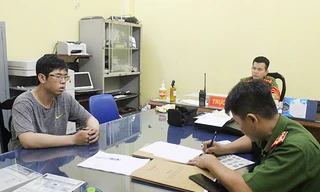 Công an lấy lời khai bị can Mai Xuân Bình.