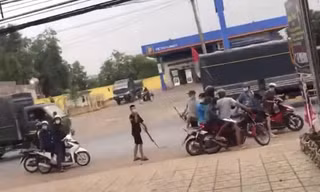 Hai nhóm học sinh cầm hung khí hỗn chiến trên đường.