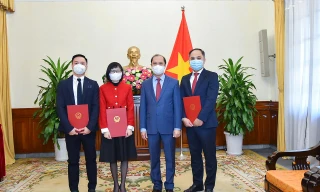 Thứ trưởng Bộ Ngoại giao Nguyễn Quốc Dũng trao quyết định cho các cán bộ được điều động, bổ nhiệm. Ảnh: Báo Chính phủ