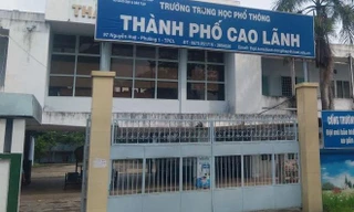 Bản tin 8H: Giáo viên và hiệu phó chia sẻ clip ‘nhạy cảm’ trong giờ học trực tuyến