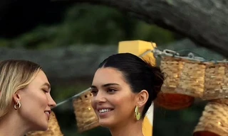 Xôn xao hình ảnh 'chân dài đắt giá’ Kendall Jenner đi phục vụ rượu, được boa 100 USD