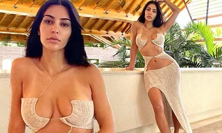 Kim Kardashian để mặt mộc, mặc váy cắt khoét gần hết thân trên hút triệu like