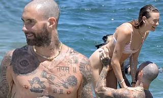Adam Levine khoe cơ thể kín hình xăm, bế bổng bà xã ‘thiên thần nội y’ trên biển