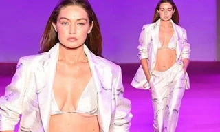 Gigi Hadid phanh áo lộ nội y trên sàn catwalk