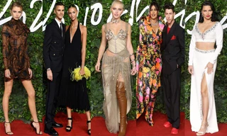 Cậu hai nhà Beckham dẫn bạn gái lên thảm đỏ quy tụ loạt mỹ nhân diện mốt nội y