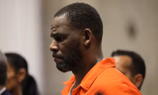 R. Kelly tại phiên tòa xét xử lạm dụng tình dục.