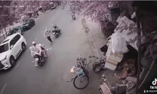 Người phụ nữ bán nước và người đi đường "hôi" tiền của cô gái. Ảnh cắt từ clip