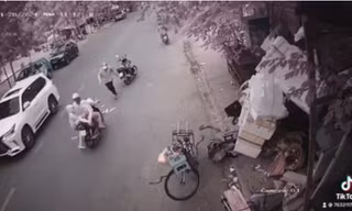 Người phụ nữ bán nước và người đi đường "hôi" tiền của cô gái. Ảnh cắt từ clip