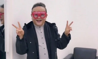 ‘Hòa Thân’ Vương Cương đón sinh nhật tuổi 73, sống hạnh phúc bên vợ ba