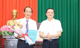 Ông Dương Tấn Hiển - Phó Chủ tịch UBND TP Cần Thơ trao quyết định cho ông Phạm Phú Trường Giang.