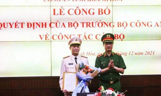 Trung tướng Nguyễn Duy Ngọc trao quyết định bổ nhiệm Đại tá Nguyễn Bá Thành giữ chức vụ Phó Giám đốc Công an tỉnh Khánh Hòa. Ảnh: KH