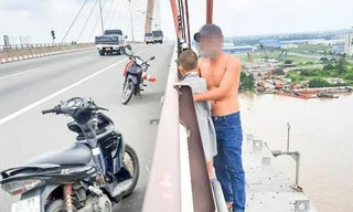 Bản tin 8H: Người đàn ông ôm con 5 tuổi định nhảy cầu