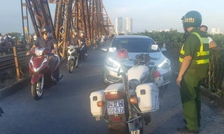 CSGT xử lý hành vi vi phạm của tài xế ô tô. Ảnh: Dân trí