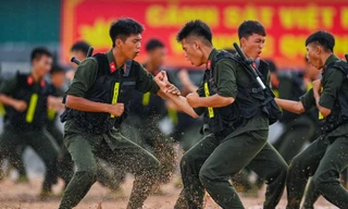 Mục kích tân binh cảnh sát cơ động diễn tập trấn áp bạo loạn