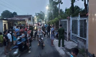 Bên ngoài căn nhà phát hiện thi thể nam thanh niên. Ảnh: NLĐ