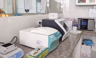 Máy xét nghiệm COVID-19 bị hỏng vủa tỉnh Đắk Nông. Ảnh: VTC News