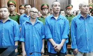 Hiệu (đeo kính) cùng đồng phạm tại tòa hôm nay. Ảnh: VnExpress