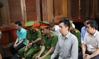 Các bị cáo tại phiên tòa sáng nay 26/9. Ảnh: Tân Châu