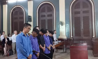 Cựu CSGT Phạm Sỹ Hoài Như (áo đen đứng hàng đầu) tại phiên tòa sáng nay. Ảnh: Tân Châu