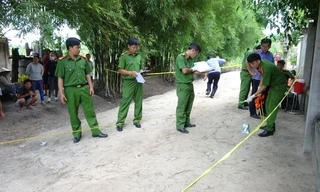 Công an khám nghiệm hiện trường vụ án.