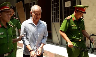 Ông Dương Văn Các rời tòa về trại tạm giam trưa nay. Ảnh: Tân Châu