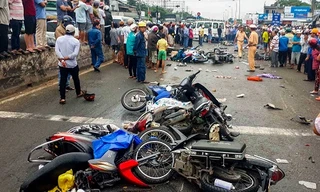 Các xe máy nằm la liệt tại hiện trường.