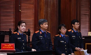 Viện kiểm sát công bố xong cáo trạng, qua đó dòng tiền trong vụ án bước đầu được làm rõ. Ảnh: Tân Châu