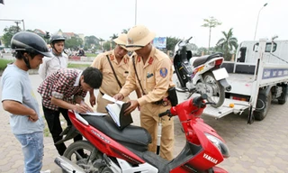 Thanh niên dễ lách luật khi vi phạm luật giao thông (ảnh chỉ mang tính minh họa). Ảnh: Xuân Phú