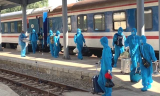 Khách Trung Quốc xuống tàu tại ga Quảng Ngãi ngày 12/6. Ảnh:Đoàn tiếp viên đường sắt HN.