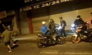 Nhóm người tự xung Cảnh sát hình sự chặn xe người dân. Ảnh: Mạng xã hội