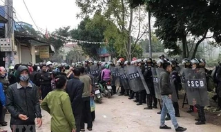 Lực lượng chức năng bảo vệ hiện trường nơi xảy ra vụ việc. (Ảnh: TTXVN phát)