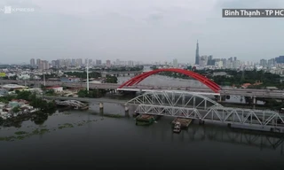 Dùng sà lan tháo dỡ nhịp cầu sắt Bình Lợi