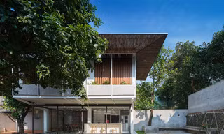 Nhà hình thang với khu vườn bí mật sau lớp mặt tiền