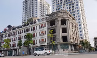 Nở rộ công trình 'cung điện, lâu đài' tự hợp thửa đất liền kề ở Hà Nội