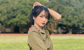 Nữ sinh Ngân hàng 'gieo thương nhớ' trong trang phục quân sự