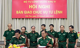 Thượng tướng Trần Đơn chứng kiến ký biên bản bàn giao chức vụ Tư lệnh Quân khu 9 giữa Trung tướng Nguyễn Hoàng Thủy và Thiếu tướng Nguyễn Xuân Dắt. Ảnh QĐND.