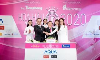 Nghi thức ký kết tài trợ trên sân khấu Họp báo khởi động cuộc thi Hoa hậu Việt Nam 2020