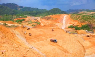 Toàn cảnh đập đất số 2