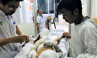 Cha bé trai bị dì tưới xăng thiêu sống dã man: 'Sao nó ác thế?'