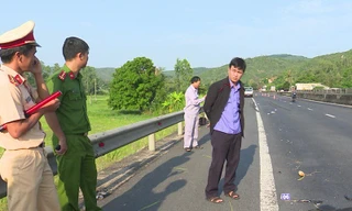 Các lực lượng chức năng khám nghiệm hiện trường vụ tai nạn. 