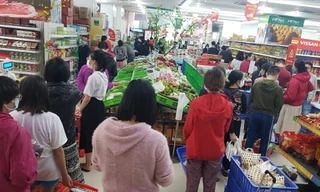 Dân chung cư Hà Nội nháo nhác mua đồ tích trữ phòng dịch Covid-19