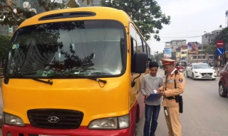 Hà Nội xử lý xe hàng loạt xe khách tung hoành trái tuyến gây tắc nghẽn